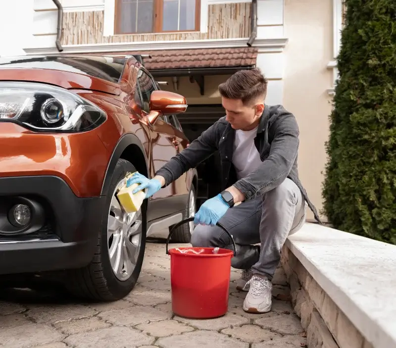 Lavage auto à domicile Ciran : professionnel intervenant sur un véhicule